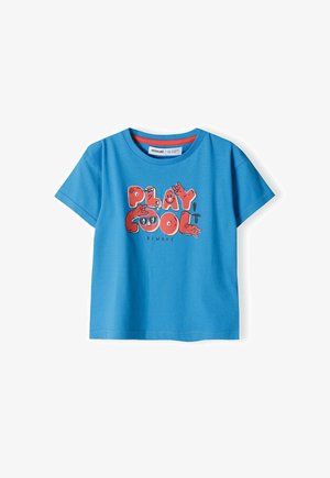 Mėlynas medvilninis marškinėlis trumpomis rankovėmis, su žaismingu grafiniu dizainu, kuriame rašoma "ŽAISK ŠAUNIAI VISADA" raudona ir juoda spalvomis.