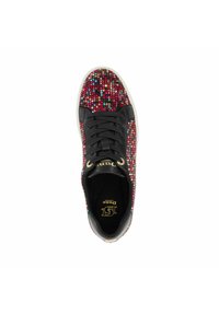 Zwarte sneaker met kleurrijke mozaïekversieringen op de bovenkant, ronde neus, platte zool en gouden veterogen. Veters zijn centraal gepositioneerd.