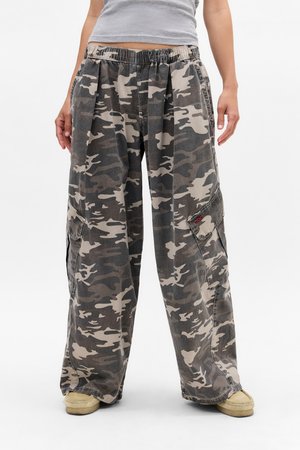 Cargo bukser i camouflage mønster, med afslappet pasform, elastisk talje og sidelommer. Farverne inkluderer grå, beige og mørkegrøn.