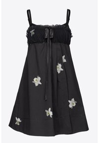Černé bezrámkové šaty s nařaseným korzetem, zdobené stuhou a vyšívanými bílými květinovými vzory. Měkká tkanina s volným střihem.