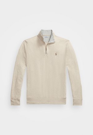 Beiger Pullover mit Viertelreißverschluss, langen Ärmeln, Stehkragen und kleinem gesticktem Logo auf der linken Brust.