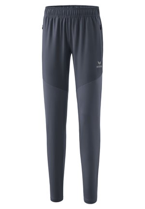 Donkergrijze sportbroek met een elastische tailleband, taps toelopende pijpen en contrasterende lichtere panelen. Beschikt over een ritszak en logo-detail.