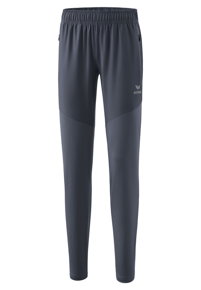 Donkergrijze sportbroek met een elastische tailleband, taps toelopende pijpen en contrasterende lichtere panelen. Beschikt over een ritszak en logo-detail.