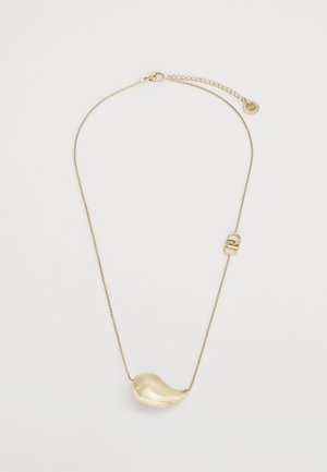 Zlatna ogrlica s glatkim, zakrivljenim privjeskom, obješena na tankom lancu; ima kopču i dodatni lanac za prilagodbu dužine.