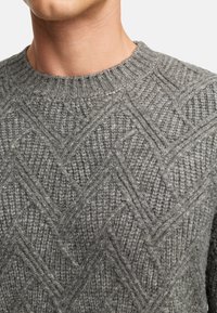 Grijze gebreide sweater met een gestructureerd ruitpatroon, ronde halslijn en geribbelde manchetten. Zachte stof met een chunky brei-ontwerp.