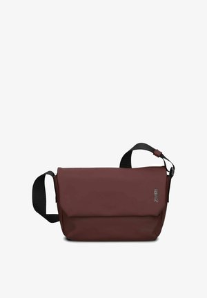 Braune, rechteckige Umhängetasche aus wasserdichtem Material. Verfügt über einen Klappenverschluss, einen verstellbaren schwarzen Riemen und dezentes Logodetail.