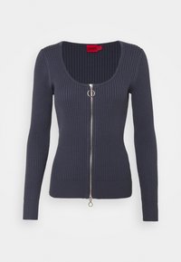 Mörkgrå ribbad långärmad stickad cardigan med rundad halsringning och silverfärgad dragkedja framtill med cirkulära draghandtag, visad på vit bakgrund.