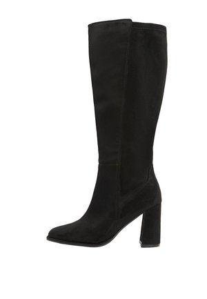 Schwarzer kniehoher Velourslederstiefel mit Blockabsatz und spitzer Zehe, Seitenansicht vor weißem Hintergrund.