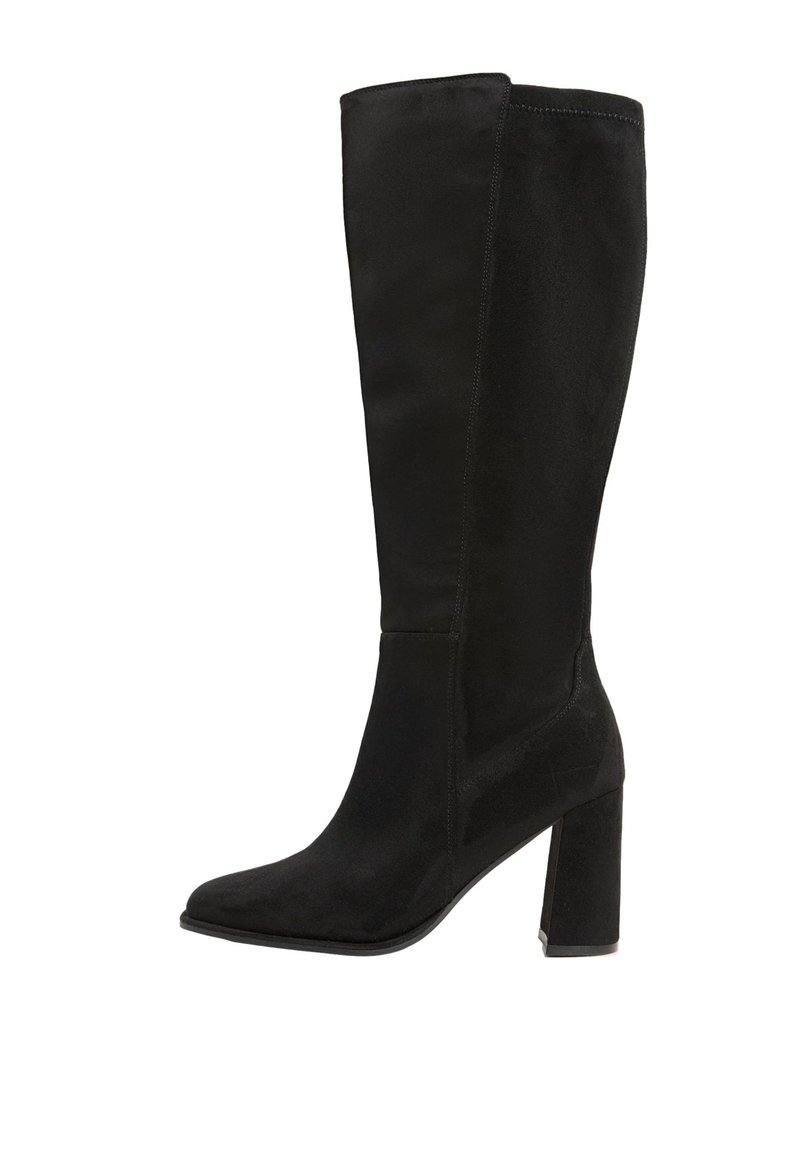 Botte noire en daim montante jusqu'au genou avec talon bloc et bout pointu, profil latéral sur fond blanc.