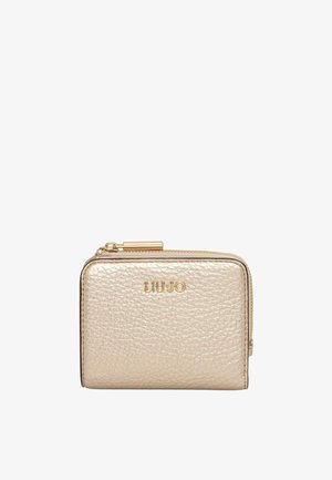 Portafoglio in pelle metallica dorata con finitura testurizzata, chiusura con zip e logo impresso sul davanti. Forma rettangolare compatta.