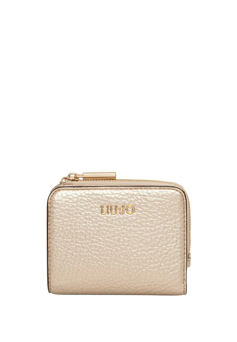 Portafoglio in pelle metallica dorata con finitura testurizzata, chiusura con zip e logo impresso sul davanti. Forma rettangolare compatta.