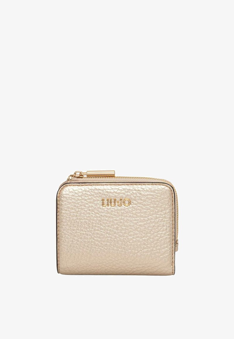 Portafoglio in pelle metallica dorata con finitura testurizzata, chiusura con zip e logo impresso sul davanti. Forma rettangolare compatta.