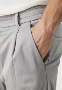 DRYKORN CHASY - Chino - grey