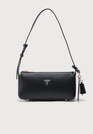 Zwarte rechthoekige Guess-handtas met verstelbare schouderband, gouden rits en driehoekig logo in het midden aan de voorkant.