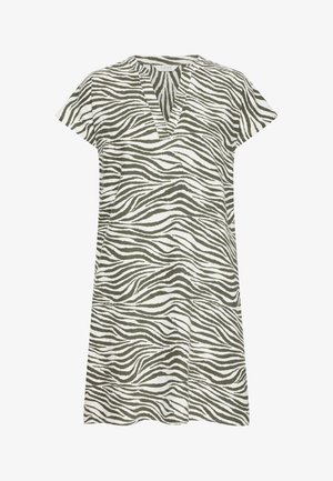 Robe à manches courtes avec un col en V, présentant un motif de rayures zèbre vert et blanc sur un tissu léger. Coupe droite, longueur genou.