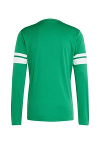 Chemise verte à manches longues en tissu respirant, avec des rayures blanches sur les manches et un col rond, texture lisse avec une coupe ajustée.