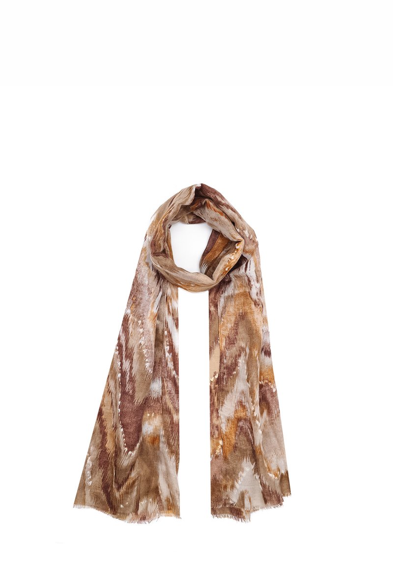 Sciarpa a motivo marrone e beige, realizzata in un tessuto leggero, presenta una texture morbida con bordi frangiati e un design fluido.