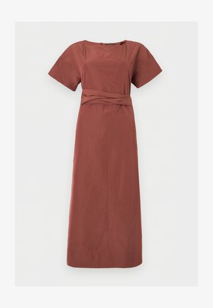 Robe midi couleur rouille avec manches courtes, col rond et détail en tissu torsadé à la taille, présentée sur un fond blanc.