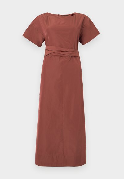 Midi φόρεμα σε σκουριά χρώμα με κοντά μανίκια, στρογγυλή λαιμόκοψη και στριφογυρισμένη λεπτομέρεια υφάσματος στη μέση, εμφανισμένο σε λευκό φόντο.