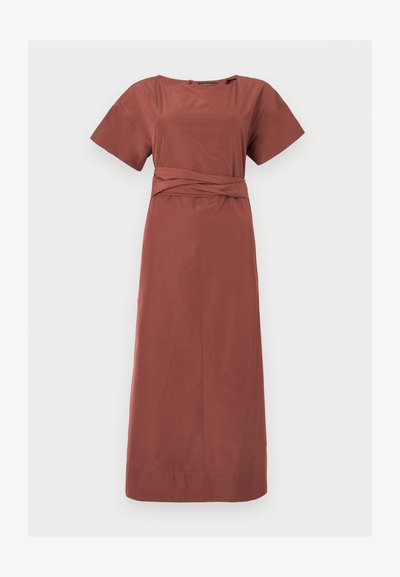 Midi φόρεμα σε σκουριά χρώμα με κοντά μανίκια, στρογγυλή λαιμόκοψη και στριφογυρισμένη λεπτομέρεια υφάσματος στη μέση, εμφανισμένο σε λευκό φόντο.