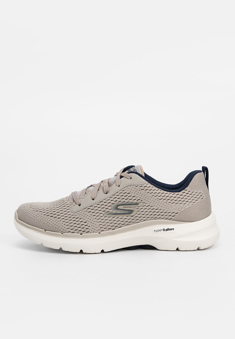 Helle graue Sneaker mit Mesh-Obermaterial, marineblauen Akzenten, Schnürdesign und einer gepolsterten weißen Sohle. Mit Logodetails an der Seite.