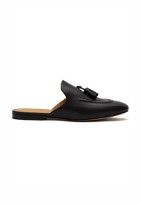 Mocassino nero senza lacci realizzato in pelle liscia, con punta affusolata e dettaglio decorativo con nappina sulla tomaia. Design con suola piatta.