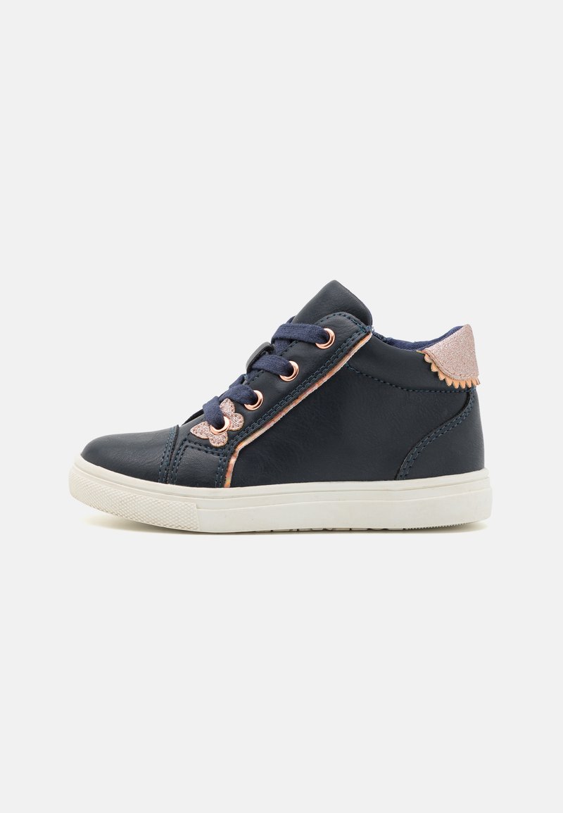 Tumes nahkade kõrgema varrega sneaker kergete roosade aktsentidega, dekoratiivse õmblusega ja lamedate valgete kummitaldadega. Omab eesmist nööride paelumist.