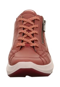 Červené kožené tenisky s oranžovými a bílými vzorovanými tkaničkami, bočním zipem a kontrastní bílou podrážkou s červeným akcentem.