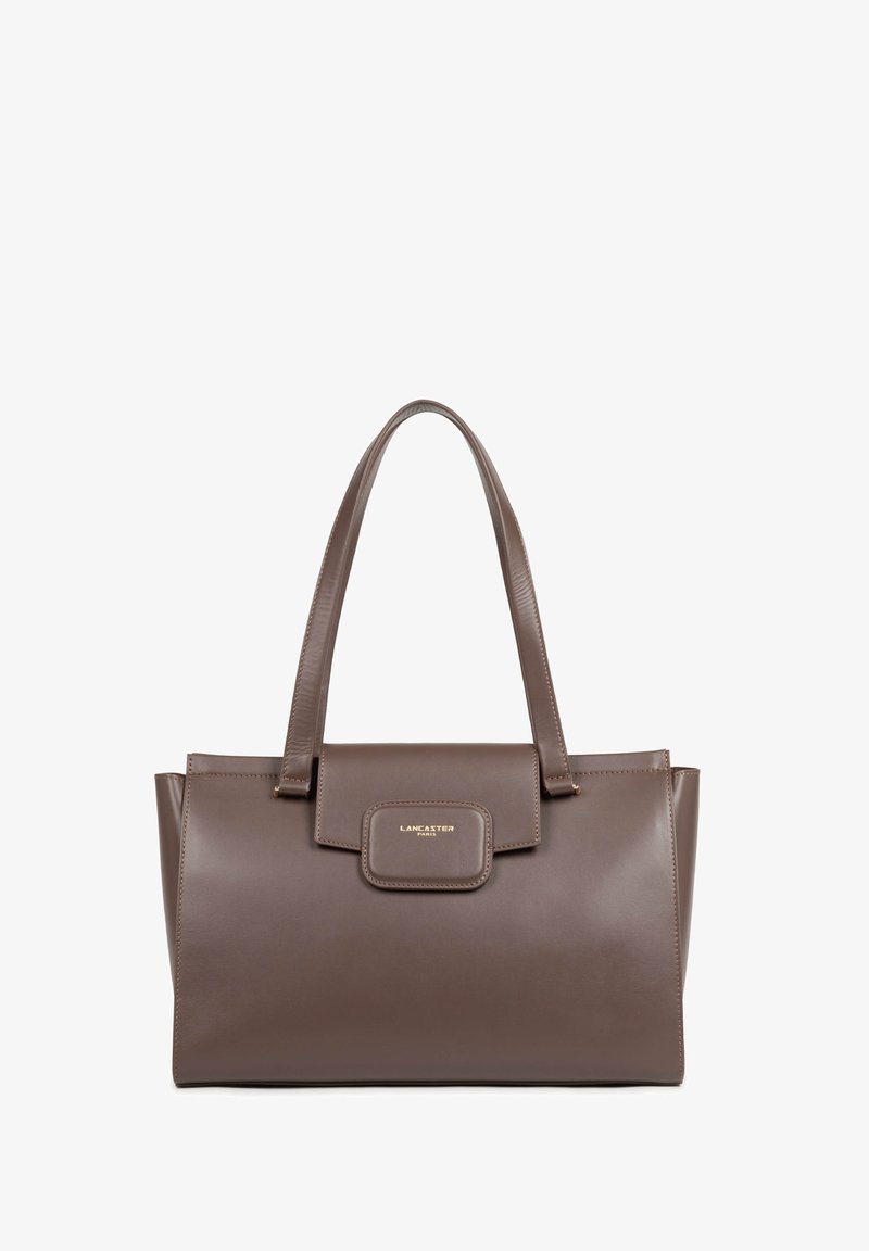 Bruine leren handtas van Lancaster Paris met dubbele schouderriemen en een voorvak met klep, voorzien van gouden logo-opdruk.