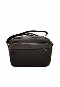 Sac bandoulière noir compact avec tissu texturé, poche zippée à l'avant, sangle réglable et petit anneau en D en métal sur le panneau avant.