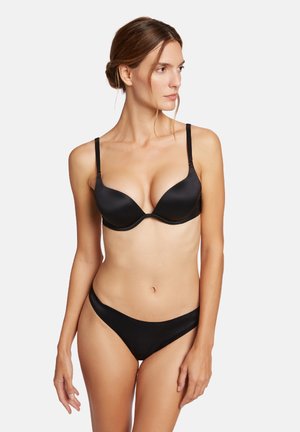 Soutien-gorge noir rembourré avec bretelles réglables et bas de bikini assortis, fabriqués à partir d'un tissu lisse avec un design minimaliste.