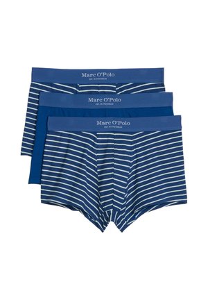 Drei blaue Herren-Boxershorts, zwei mit Streifenmuster und eine einfarbig, alle mit "Marc O’Polo" Schriftzug am Bund.