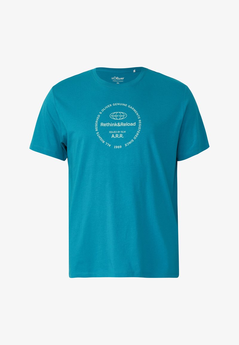 T-shirt en coton bleu sarcelle à manches courtes avec col rond, logo texte circulaire blanc disant "Rethink&Reload" et nom de la marque s.Oliver au niveau du col.
