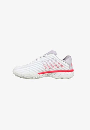 Witte sportieve schoenen met een ademende bovenkant van mesh en roze accenten, een gestructureerde zool en een gestroomlijnd ontwerp voor optimale ondersteuning.