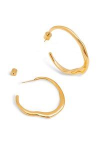 Orecchini ad anello in metallo dorato con un design ondulato, caratterizzati da una superficie liscia e un perno cilindrico per il fissaggio. Inclusi due pezzi.
