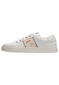Weiße Leder-Sneaker mit einem strukturierten beigen Panel, das ein florales Muster aufweist, goldenen Ösen und einer Gummisohle. Klassisches Low-Top-Design.