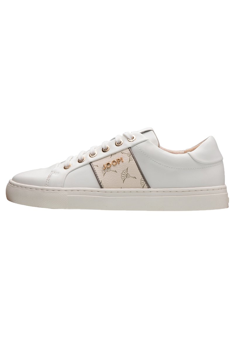 Weiße Leder-Sneaker mit einem strukturierten beigen Panel, das ein florales Muster aufweist, goldenen Ösen und einer Gummisohle. Klassisches Low-Top-Design.