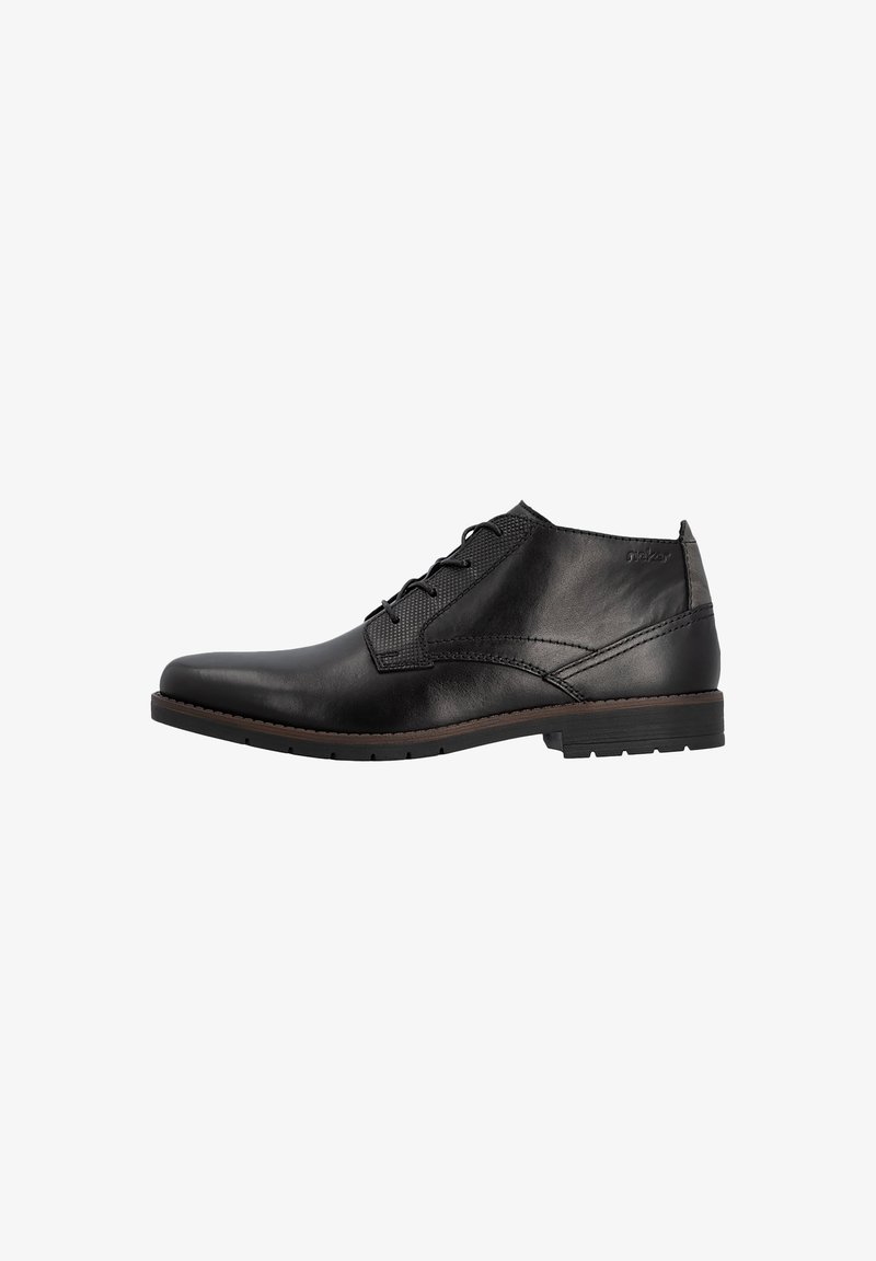 Bottine en cuir noir pour homme avec lacets, talon bas et panneau latéral texturé sur fond blanc.