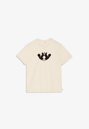 Cremefarbene Baumwoll-T-Shirt mit einem schwarzen Grafikdesign von zwei Eichhörnchen mit eingerollten Schwänzen, zentriert über dem Text "Effect Anne". Kurzarm, normale Passform.