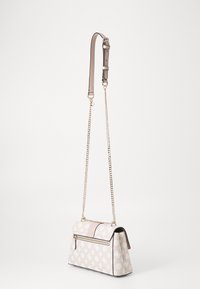 Borsa a mano in materiale rosa chiaro, con motivi a logo bianchi, chiusura superiore con zip e tracolla in catena argento con dettagli in pelle.