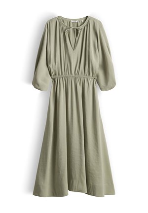 Hellolivgrünes Midikleid mit langen, aufgepufften Ärmeln, elastischer Taille, gerafftem Ausschnitt und Bindverschluss am vorderen Schlitz.
