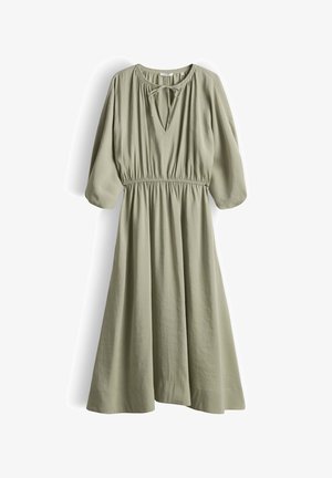 Licht olijfgroene midi-jurk met lange pofmouwen, elastische taille, geplooide halslijn en een striksluiting bij de sleutelgat aan de voorkant.