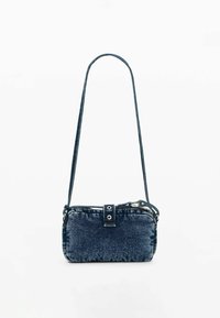 Jeans-Umhängetasche mit rechteckiger Form, dunkelblauer Farbe, verstellbarem Riemen und einer Frontklappe mit zwei Metallschnappverschlüssen.