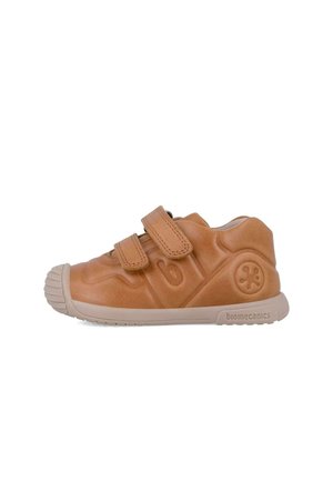 Zapatilla de cuero marrón con dos correas de Velcro, puntera de goma, cuerpo texturizado y suela beige. Presenta el número 6 y el logo de biomecánicas.