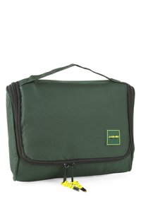 Bolsa de viaje de tela verde con cierre de cremallera, superficie texturizada, un asa superior y detalles en cremallera amarilla. Presenta un parche con el logo.
