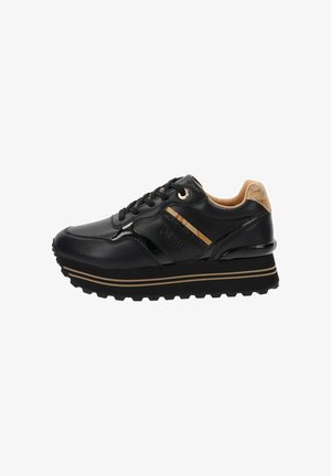 Zwarte leren sneaker met een gestructureerd oppervlak, voorzien van een lichtbruine accenten en goudkleurige veterogen, ondersteund door een dikke rubberen zool.