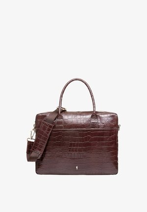 Brązowa torebka ze skóry z tłoczeniem w krokodylą skórę, z podwójnymi, zaokrąglonymi uchwytami, odczepianym paskiem na ramię, zapięciem na zamek i przednią kieszenią. Gładka faktura.