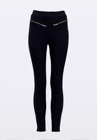 Černé legíny s hladkou texturou, vybavené dvěma kapsami na zip vpředu a vysokým pasem pro přiléhavý střih.