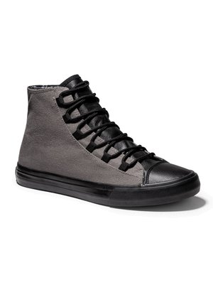 Wysokie trampki z szarymi bokami z tkaniny, czarnym skórzanym czubkiem i językiem, czarnymi sznurowadłami oraz czarną gumową podeszwą.