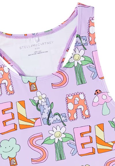 Costume da bagno senza maniche viola con lettere colorate, fiori, funghi e forme astratte in un design giocoso.